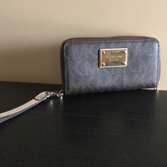 Michael Kors Handbags - MIchael Kors zip wallet/wristlet